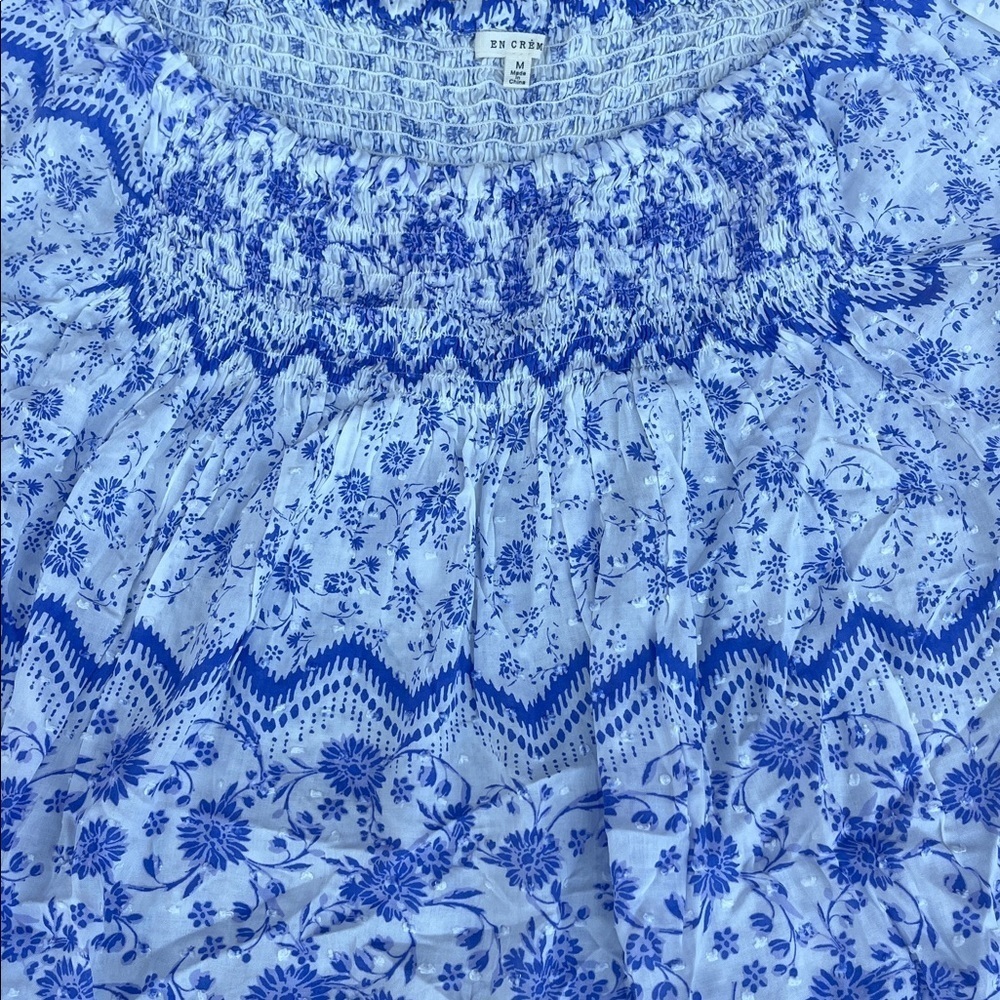 En Creme Floral Blue and White Flowy Boho Blouse Size Medium - Picture 11 of 11
